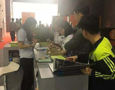 广州白云技校《市场调查》课走进广州保利世贸博览馆 广告设计的实践探索